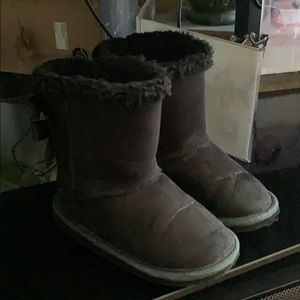 Black snow boots